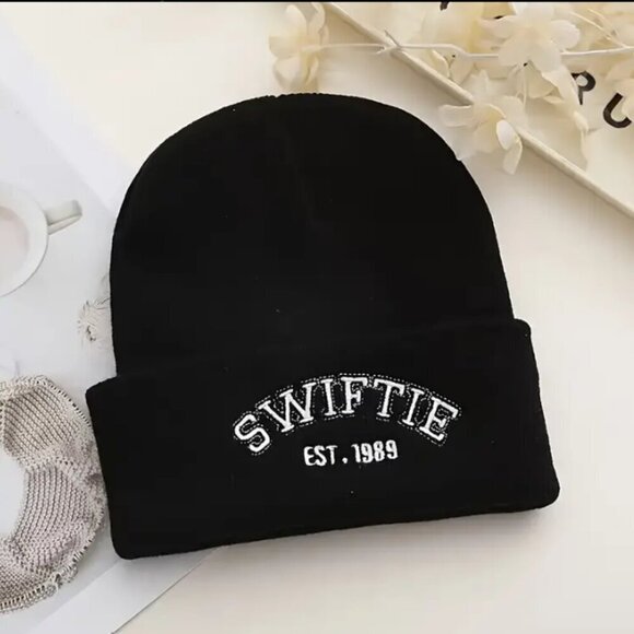 Swiftie Beanie Winter Hats 1 Black 1 White NWT 2 Pack - Picture 3 of 6